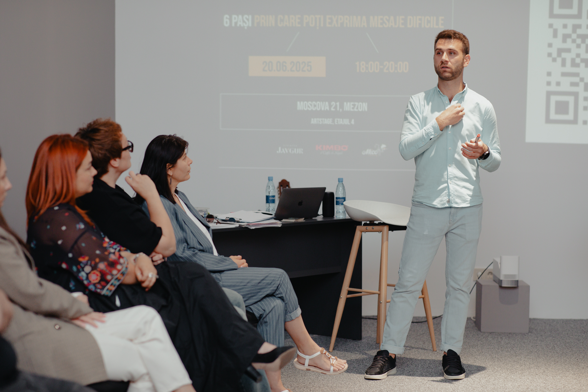 Andrei Didenco predând într-o sesiune profesională de training