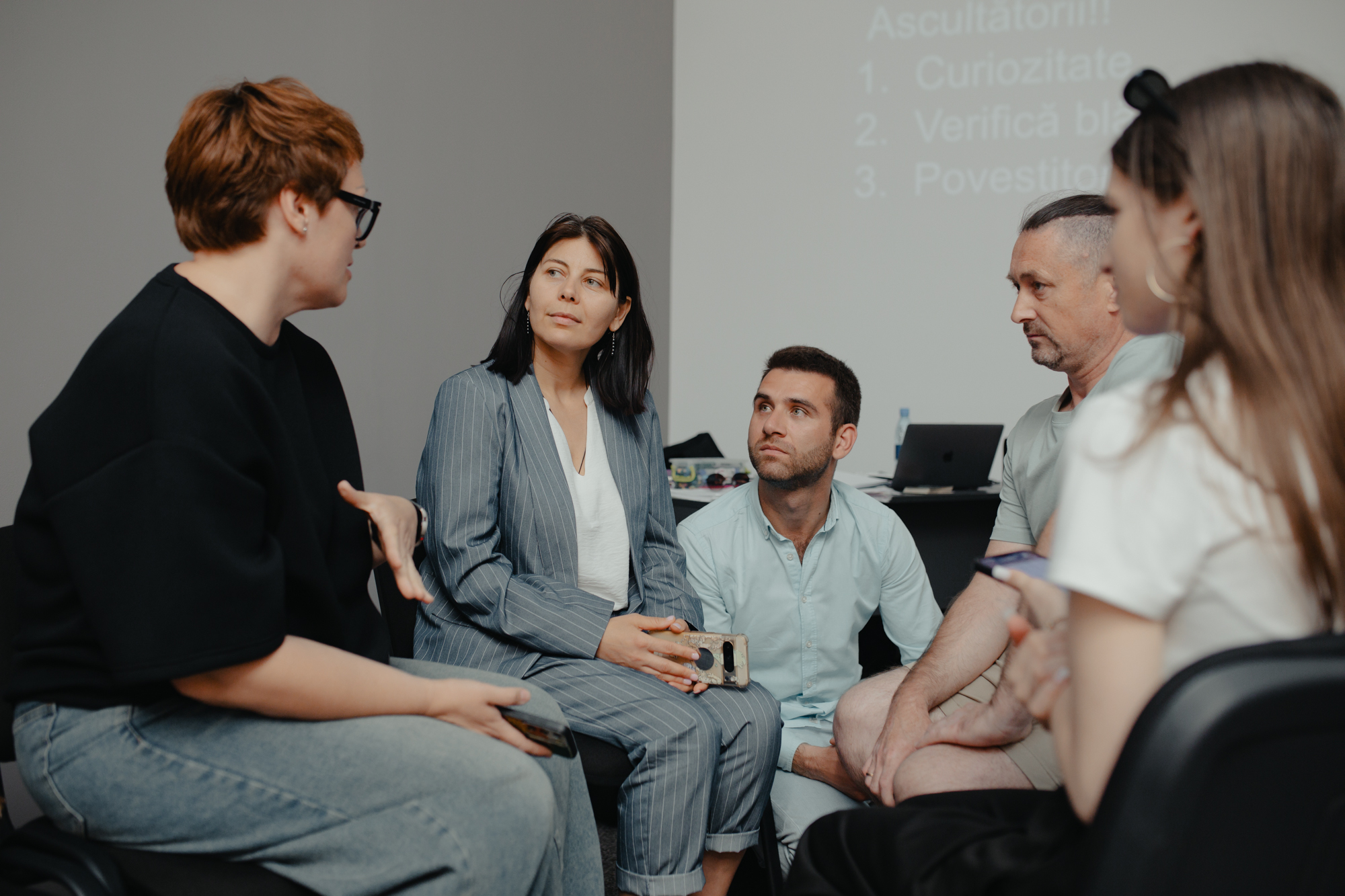 Andrei Didenco facilitând o sesiune de training de grup